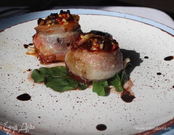 Выкладываем на блюдо, поливаем образовавшимся при запекании соком, аккуратно вынимаем зубочистки и наслаждаемся! Приятного!