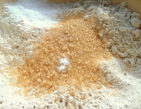 Добавить сахар, соль, ваниль и разрыхлитель.