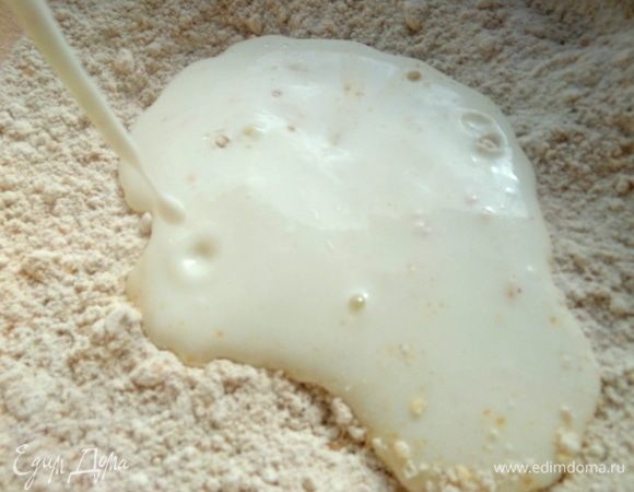 Влить кефир или простоквашу.