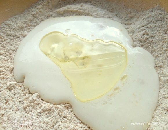 Влить масло (можно любое, например, ореховое или тыквенное).