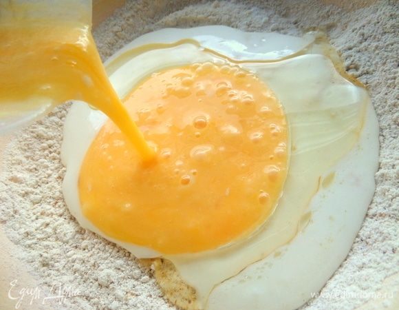 Взбить отдельно 2 яйца, тоже добавить в смесь. Взбить венчиком тесто.