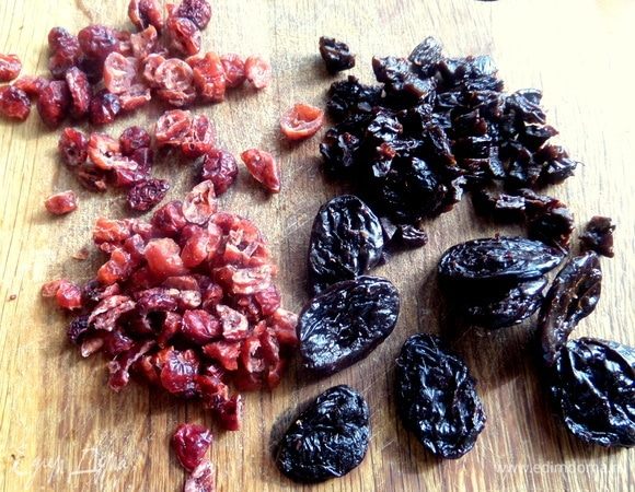 Чернослив измельчить, клюкву разрезать пополам, если она крупная.