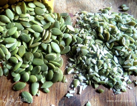 Семечки измельчить любым способом.