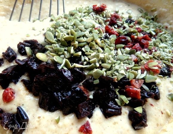 Добавить сухофрукты и семечки в тесто.