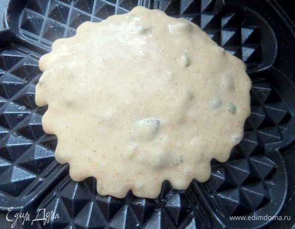 Разогреть вафельницу, смазать обе стороны маслом и налить пару ложек жидкого теста. Если хотите заполнить всю поверхность вафельницы, тогда наливайте по 3–4 ложки.