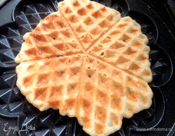 Закрыть вафельницу и обжарить «блинчик» до золотистого цвета.