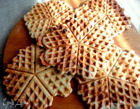 Готовые вафли перенести на тарелку или доску.