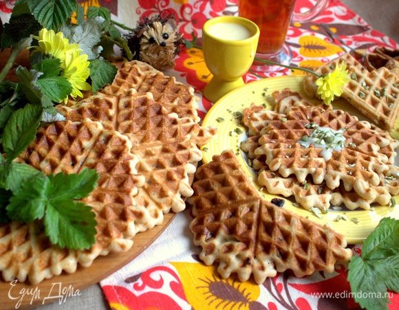 Подаем вафли к чаю со сгущенкой.
