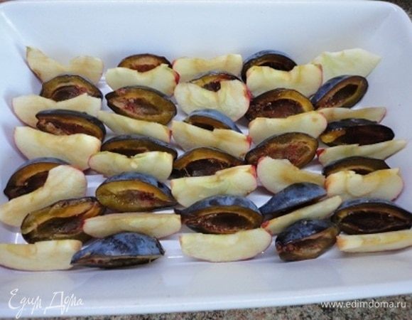 Нарезаем фрукты и ягоды (как и советовала Юлия, яблоки потоньше, а сливы напополам) и укладываем в форму один слой.