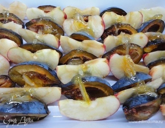 Сбрызгиваем алкоголем и смазываем лимонным (или тем, который вы любите) джемом.