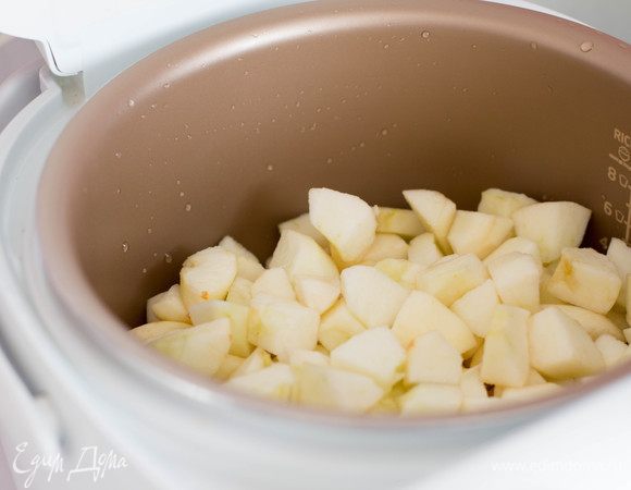 Готовить это повидло можно как в мультиварке, так и на плите. Я предпочитаю мультиварку. Яблоки помыть, очистить от кожуры (отложить ее в сторону, она тоже понадобится) и от сердцевины и нарезать на маленькие кусочки. Сложить яблоки в чашу мультиварки, влить 0,5 стакана воды и поставить вариться в режиме «выпечка» на полчаса.