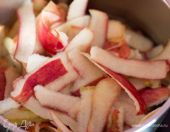 Кожуру от яблок сложить в небольшую кастрюльку, влить 1 стакан воды и варить на медленном огне 20–25 минут.