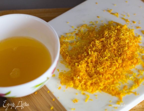 Апельсин вымыть, снять с него цедру и выдавить сок. Понадобится и сок, и цедра.