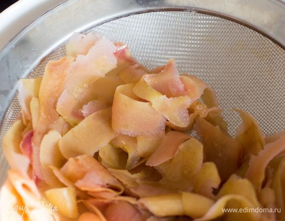 Яблочную кожуру откинуть на дуршлаг и слить воду, в которой она варилась, она-то нам и нужна. Отвара будет немного, меньше половины стакана, но так как в кожуре яблок содержится наибольшее количество пектина, то именно за счет него повидло быстро загустеет.