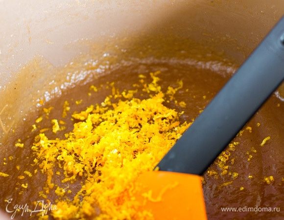 После того как яблоки сварятся, нужно их измельчить (блендером или прессом для картофеля). Добавить в яблочное пюре корицу, сахар, сок и цедру апельсина и отвар от яблочной кожуры.