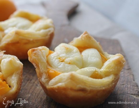 Форму отправить в разогретую до 180°C духовку на 15–20 мин. Готовые мини-пироги можно подавать к столу.