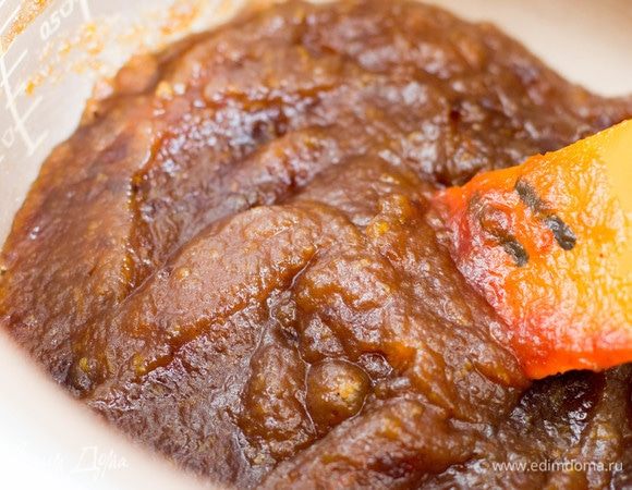 Все перемешать до объединения и оставить вариться в режиме «выпечка» 40–60 минут. Периодически нужно открывать крышку мультиварки и перемешивать повидло. Оно может стать густым по истечении 30–40 минут.