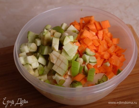 Все остальные овощи также вымыть, все, что нужно, почистить (перец, яблоко, чеснок, лук, морковь), также нарезать кубиком, соединить все вместе.