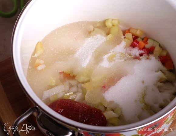 В большой кастрюле соединить овощи (все, кроме кабачков), добавить масло, сахар, соль, томатную пасту и уксус.