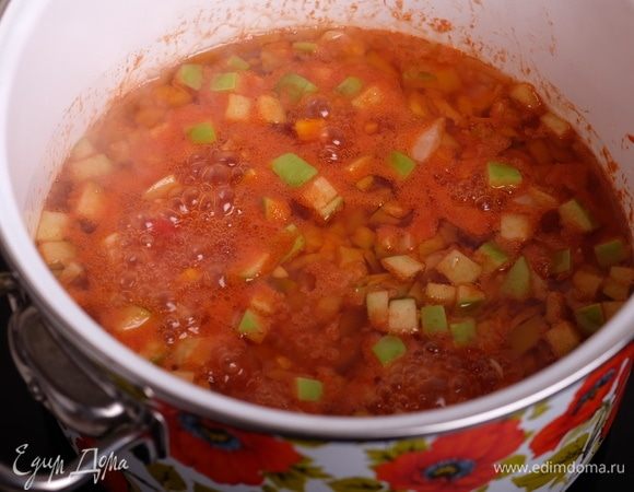 Перемешать, довести до кипения и прокипятить, помешивая, 3 минуты.