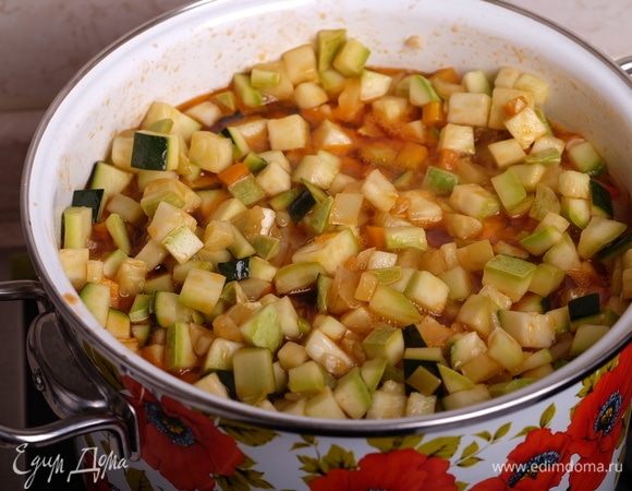 Добавить кабачки, перемешать, довести до кипения и варить на среднем огне, помешивая, 1 час.