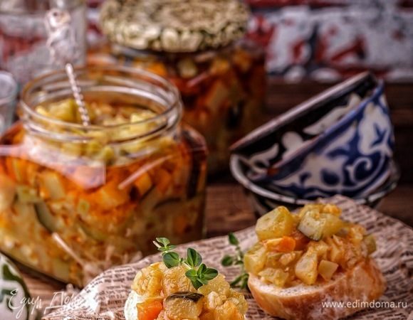 Разложить горячую заготовку по заранее простерилизованным банкам, закрыть. Хранить в прохладном месте.