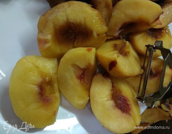 Персики берем крупные и спелые. Удаляем косточку, разделив персик на 3 равные части, и очищаем от кожицы.