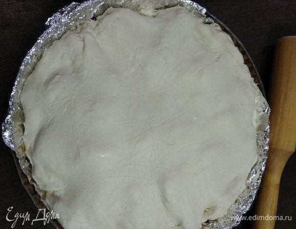 Раскатываем предварительно размороженное слоеное тесто между листами пергамента или фольги. Стараемся делать круг толщиной 4 мм и шире см на 3 диаметра формы. Накрываем тестом персики и подворачиваем края теста внутрь формы вдоль бортиков по всему диаметру. Ставим форму в духовку примерно на 30 минут, пока тесто не зарумянится.