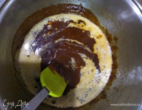 Повторим второй шаг рецепта с варкой карамели, добавляем в готовый сироп оставшиеся 85 г масла, перемешиваем. Затем в три приема, аккуратно и тщательно вымешивая, добавляем настоявшиеся сливки, предварительно вынув из них веточки розмарина.