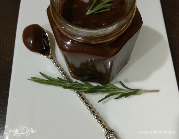 Ароматная карамель готова. Она чудесна! Сама по себе. Переложив ее в баночку, посыпав в процессе укладки парой слоев крупной морской соли, мы получим отменное лакомство к чаю.