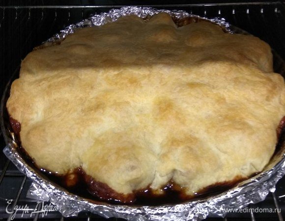 Достаем тарт и даем немного остыть. Затем накрываем тарт тарелкой, большей по размеру, чем форма, и переворачиваем форму вверх дном. Делать это надо аккуратно, так как карамель, в которой запекались персики, жидкая, и ей легко можно обжечься либо испачкаться.