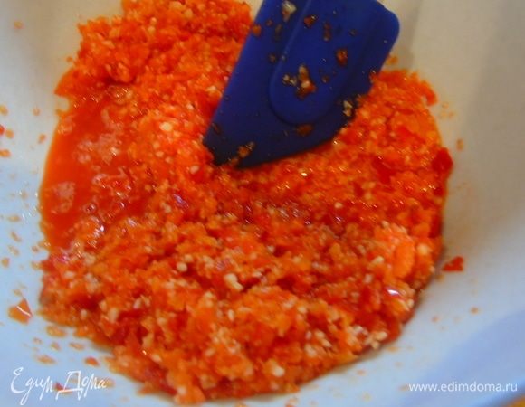 Перекрутите на мясорубке или пробейте в блендере сладкий перец, горький перец, чеснок. Влейте масло и уксус.