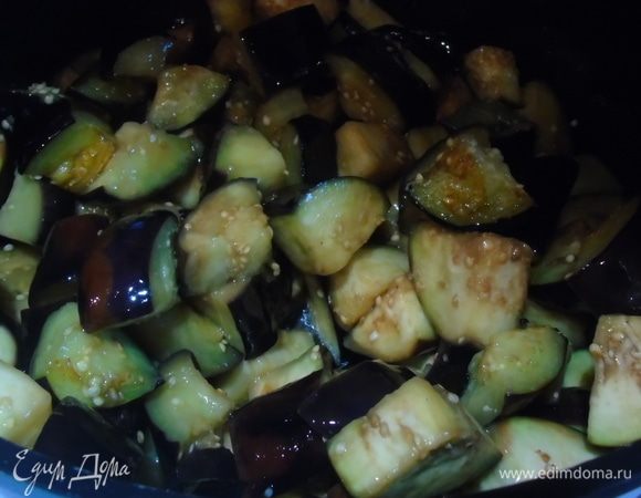 Баклажаны отжать и обжарить на растительном масле в течение 15–20 минут. Я обжариваю в чугунной кастрюльке.