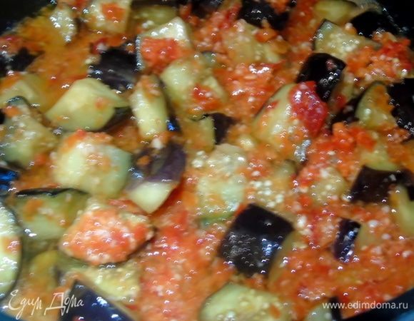 Смесь из перца и чеснока вылить в глубокую кастрюлю, довести до кипения, добавить обжаренные баклажаны. Посолить по вкусу, всыпать сахар, перемешать и прокипятить 10–15 минут. Зависит от размера ваших кубиков.