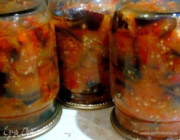 Разложить по стерилизованным банкам, закатать, перевернуть вверх дном и укутать одеялом до остывания.