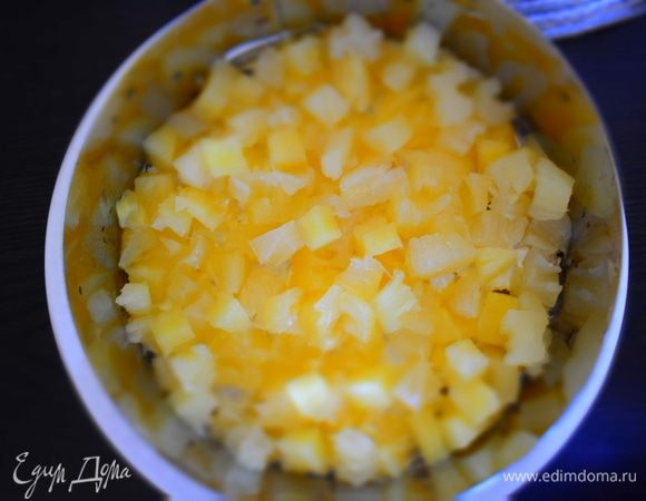 Вторым слоем идут ананасы кубиками (предварительно слейте с них жидкость).