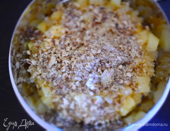 Вслед за ананасами засыпаем измельченные грецкие орехи.