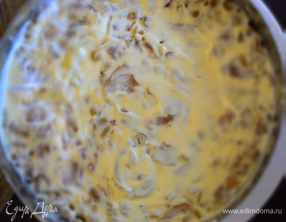 И последний слой — грибы с луком. С грибов слить жидкость. Положить в разогретую сковороду с растительным маслом грибы и лук, нарезанные кубиками. Обжарить в течение 20 минут на медленном огне, периодически помешивая. Остудить и выложить на сыр. Смазать майонезом. Убрать в холодильник, чтобы салат настоялся. Перед подачей снять форму, сверху посыпать тертым сыром.