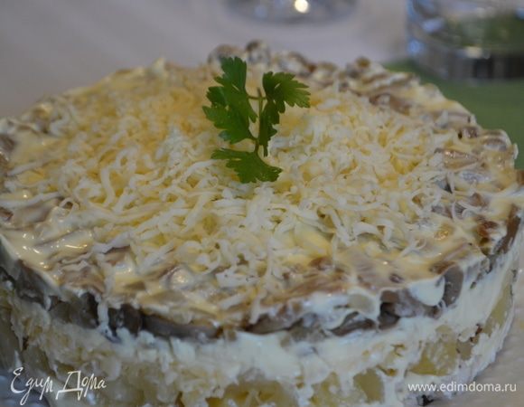 Для начала грудку нужно отварить в течение 15 минут в подсоленой воде. Я еще в бульон добавляю лавровый лист и душистый перец. Остудить и нарезать кубиками.