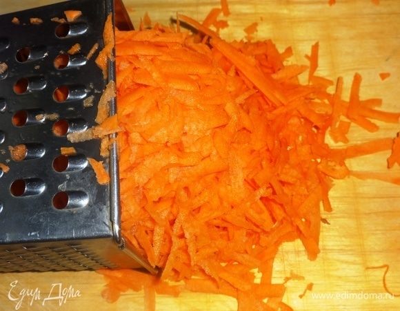 Морковь очистить от кожуры, вымыть, обсушить бумажным полотенцем. Натереть на терке соломкой.