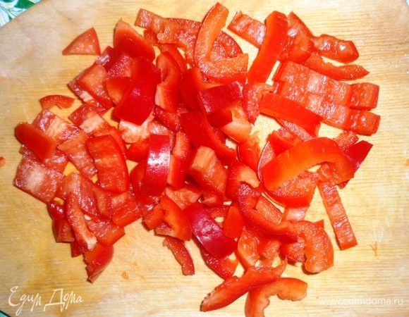 Перец очистить от семян и перегородок, помыть, обсушить бумажным полотенцем. Нарезать небольшими кусочками.