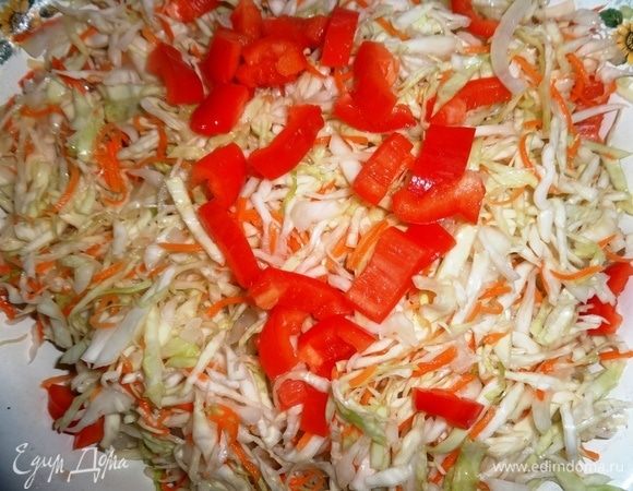 В капусту добавить соль и сахар, помять руками до выделения сока. Положить в капусту нарезанные овощи, перемешать. Добавить уксус и растительное масло, еще раз перемешать. Оставить капусту в теплом месте на 3–4 часа. Затем хранить в холодильнике.