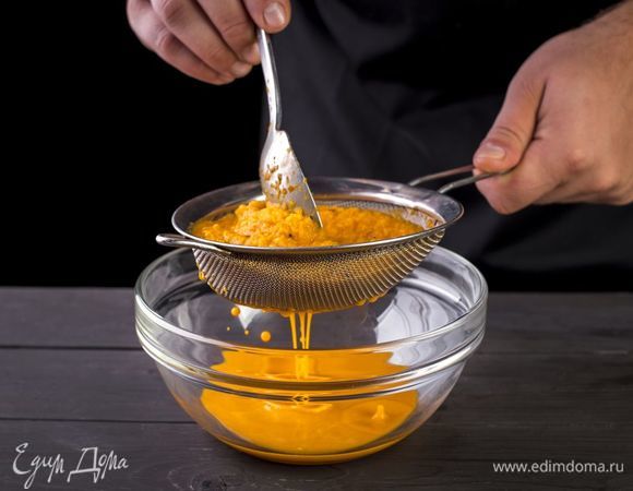 Протрите массу через сито.