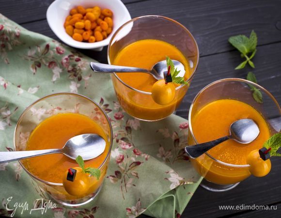 Готовый мусс украсьте мятой и физалисом. Приятного аппетита!