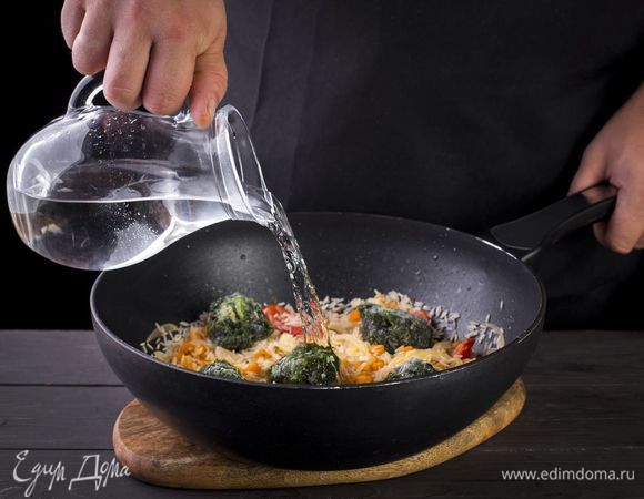 Добавьте немного воды и томите еще 2 минуты на медленном огне.