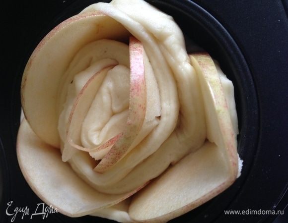 Посыпать яблоки смесью сахара и корицы. Свернуть тесто с яблоками в рулет и выпекать в форме для маффинов при 170°C до готовности.