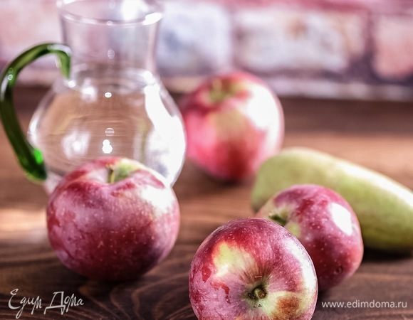 Для начала подготовим яблоки. Советую вам для приготовления этого мармелада использовать твердые, а лучше очень твердые плоды. На фото как раз такие яблоки из нашего сада, сорт я не знаю, но они очень жесткие, и из них получается отличный мармелад.