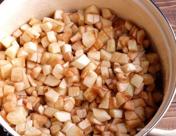 Подготовим пятилитровую эмалированную кастрюлю. Яблоки моем, чистим от семян и кожуры, нарезаем небольшими кубиками, складываем в кастрюлю. Кастрюля должна наполниться практически до краев. Засыпаем сахаром, заливаем уксусом и перемешиваем.