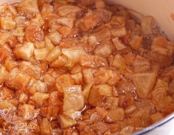 Через 12 часов ставим вариться мармелад. В общей сложности варить его нужно 1,5 часа. На фото мармелад через 30 минут после начала варки. Варить нужно на среднем огне при несильном кипении, периодически помешивая.