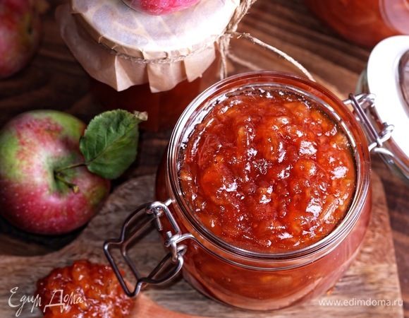 Вот такая красота получается из яблок, сахара и уксуса. Предвосхищая вопросы, отвечу: готовый мармелад совершенно не пахнет уксусом, нет даже никакого намека на него. А по структуре восхитительный! Горячим его можно перетереть через сито, тогда у вас получится густое яблочное повидло.